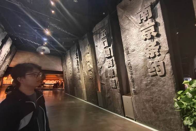 近代不平等条约雕塑 (孙嘉仪摄) 近代不平等条约雕塑 (孙嘉仪摄)